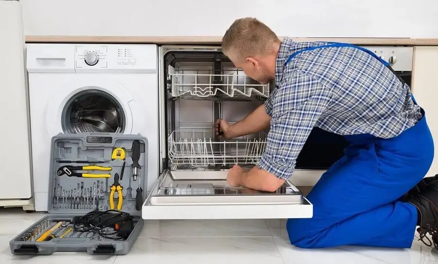 Evren Gaggenau servisi teknisyen ekibi beyaz eşya tamiri yaparken